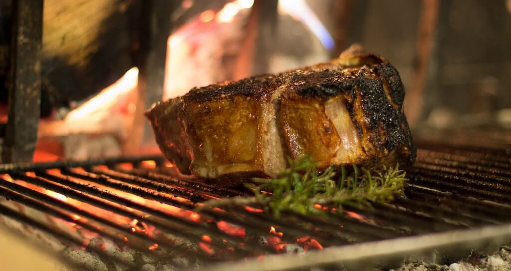 Imagem mostra bife saboroso servido em um dos melhores restaurantes em Foz do Iguaçu.