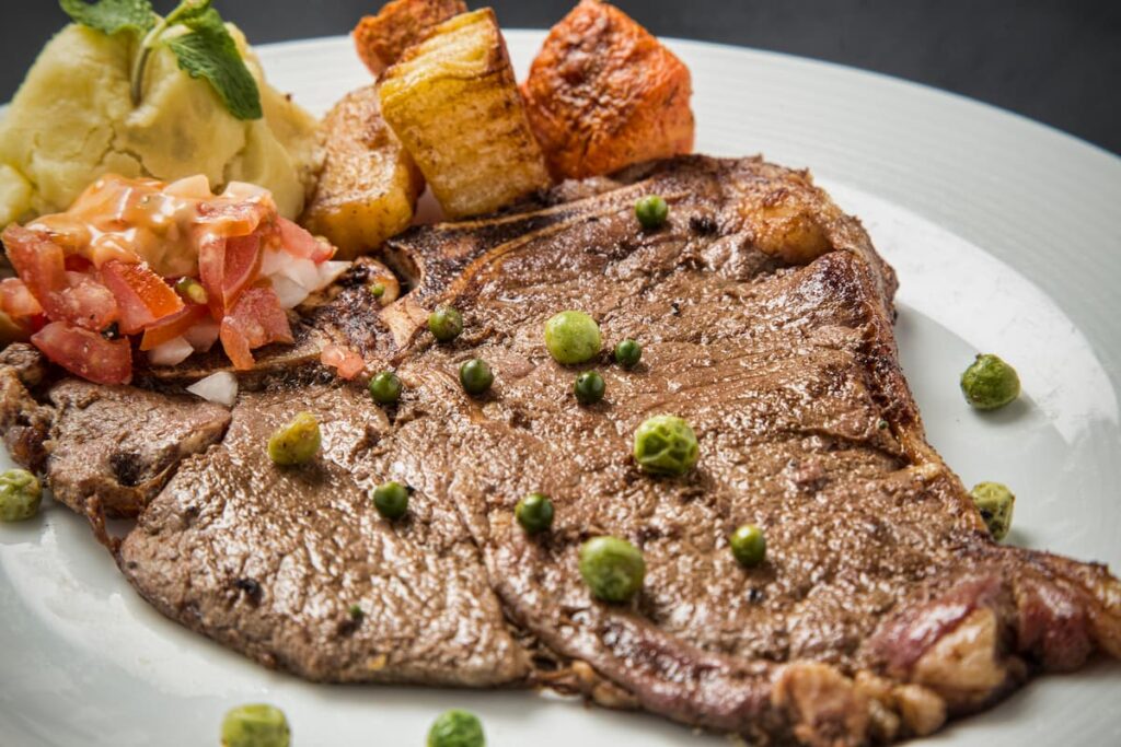 Imagem mostra bife acompanhado de batata frita e salada, servido em um dos melhores restaurantes em Foz do Iguaçu.