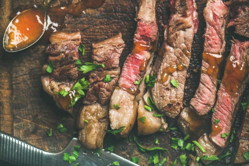 Imagem mostra carne bovina fatiada, servida em um dos melhores restaurantes em Gramado.