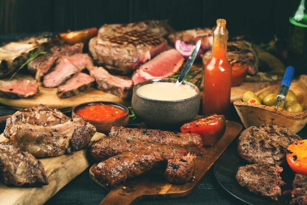 Imagem mostra diversos tipos de carne grelhada.