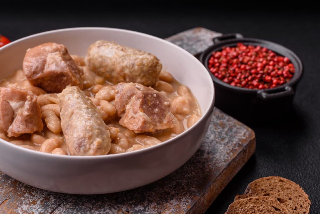 Imagem mostra Cassoulet com feijão-branco, servido em um dos melhores restaurantes em Curitiba.