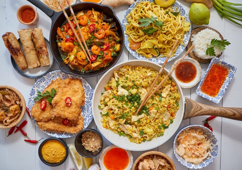 Imagem mostra comida asiática servida em um dos melhores restaurantes em Curitiba.