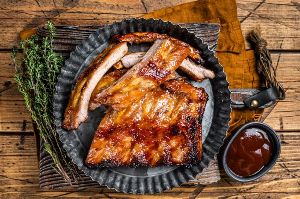 Imagem mostra as costelas ao molho barbecue servidas em um dos melhores restaurantes em Gramado.