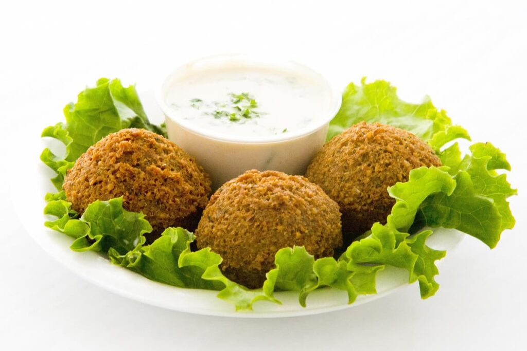 Imagem mostra um saboroso falafel com tahini.