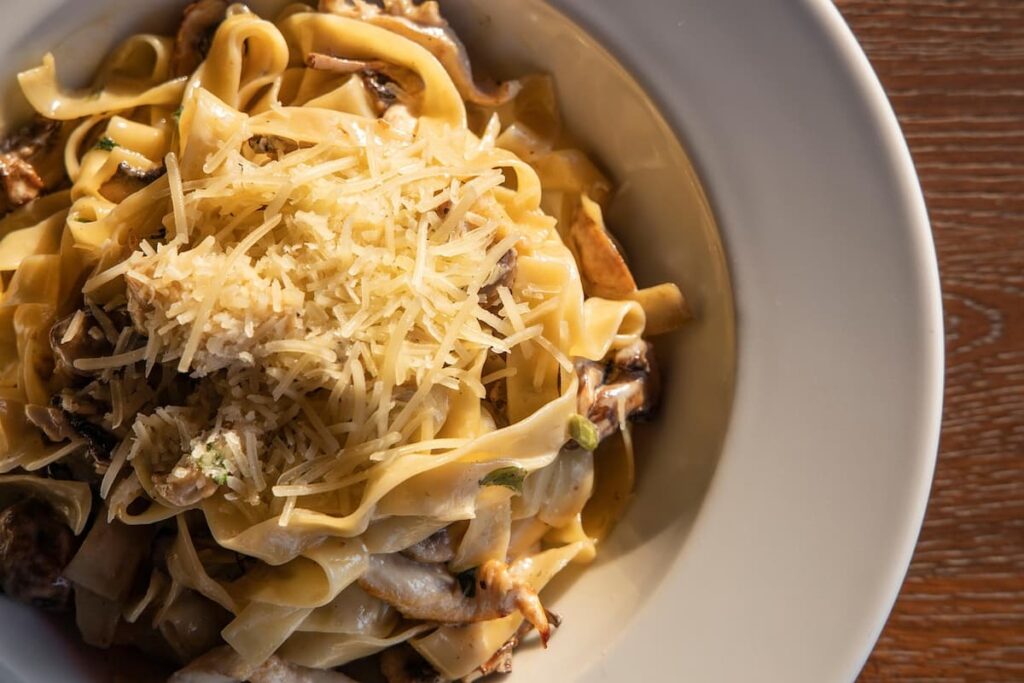 Imagem mostra um delicioso fettucine, servido em um dos melhores restaurantes em Balneário Camboriú.