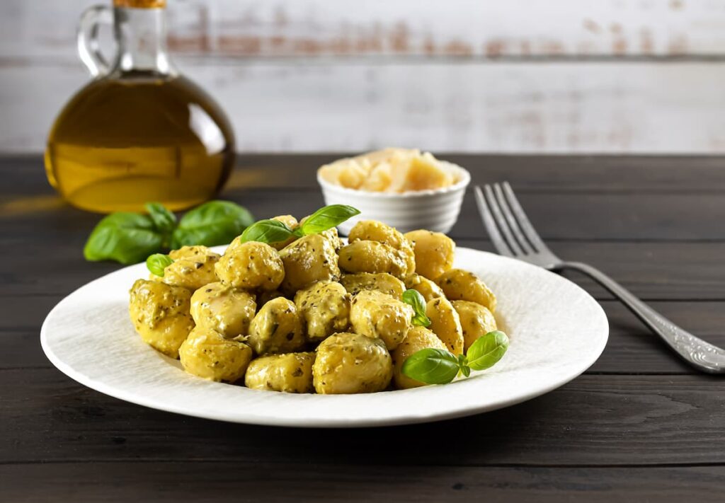 Imagem mostra nhoque de pesto servido em um dos melhores restaurantes em Gramado.