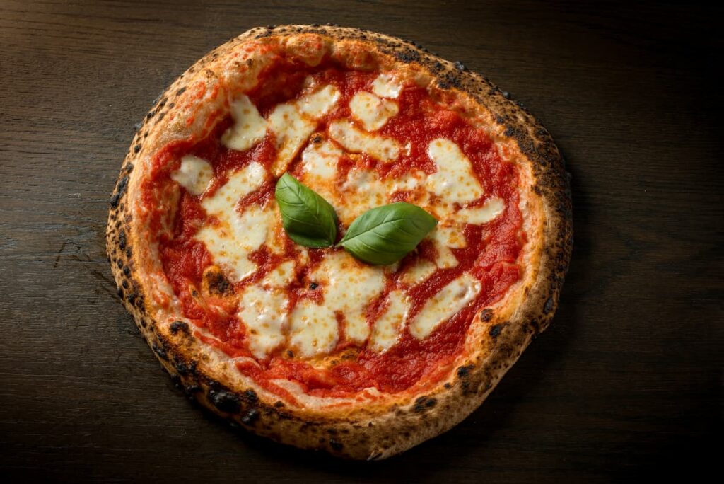 Imagem mostra Pizza Margherita, pizza italiana tradicional.