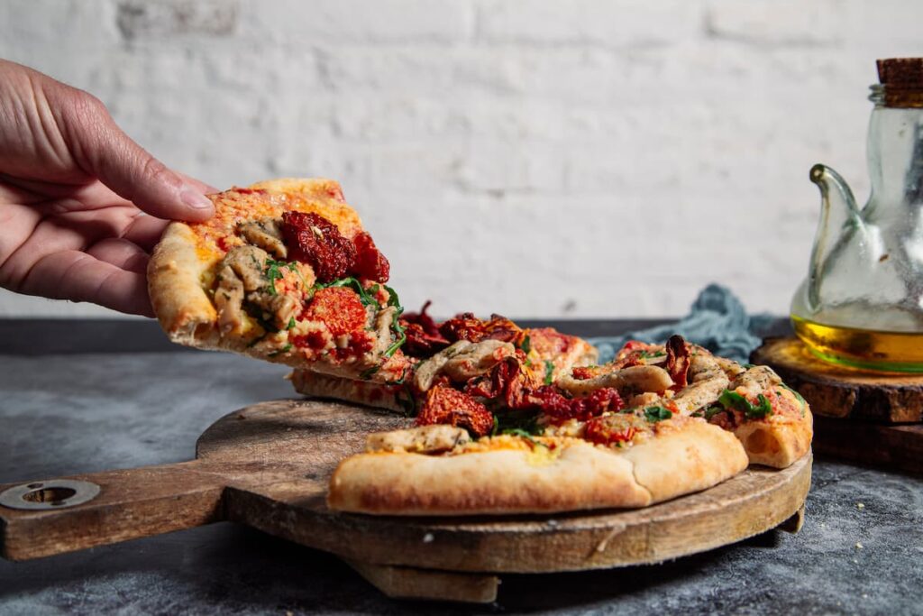 Imagem mostra fatias de pizza assada.