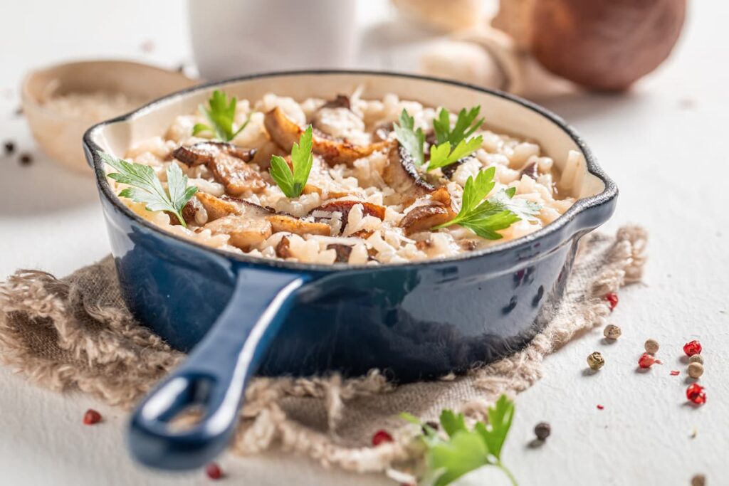 Imagem mostra um saboroso risoto com cogumelo e salsa servido em um dos restaurantes especializados em frutos do mar em Balneário Camboriú.