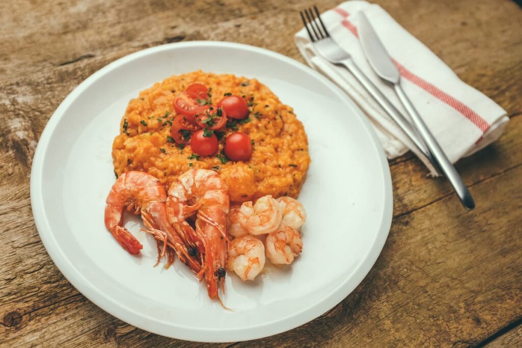 Imagem mostra risoto de camarão, servido em um dos melhores restaurantes em Curitiba.