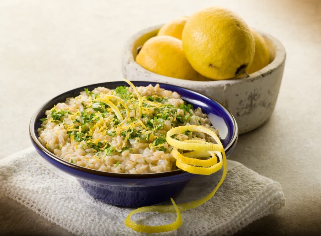 Imagem mostra um suculento e saboroso risoto de limão siciliano.