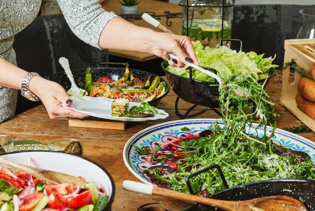 Imagem mostra variedade de salada fresca servida nos melhores restaurantes em Foz do Iguaçu.