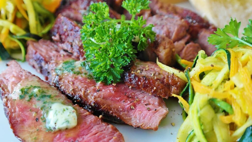 Imagem  mostra um suculento bife à Cavalo servido em um dos restaurantes em Foz do Iguaçu.
