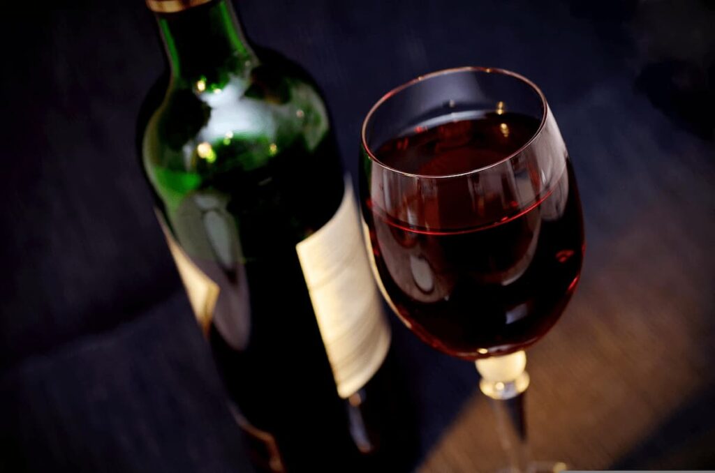 Imagem mostra taça de vinho.