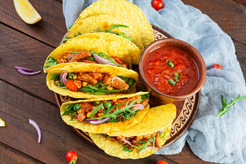 Imagem mostra saborosos tacos mexicanos.