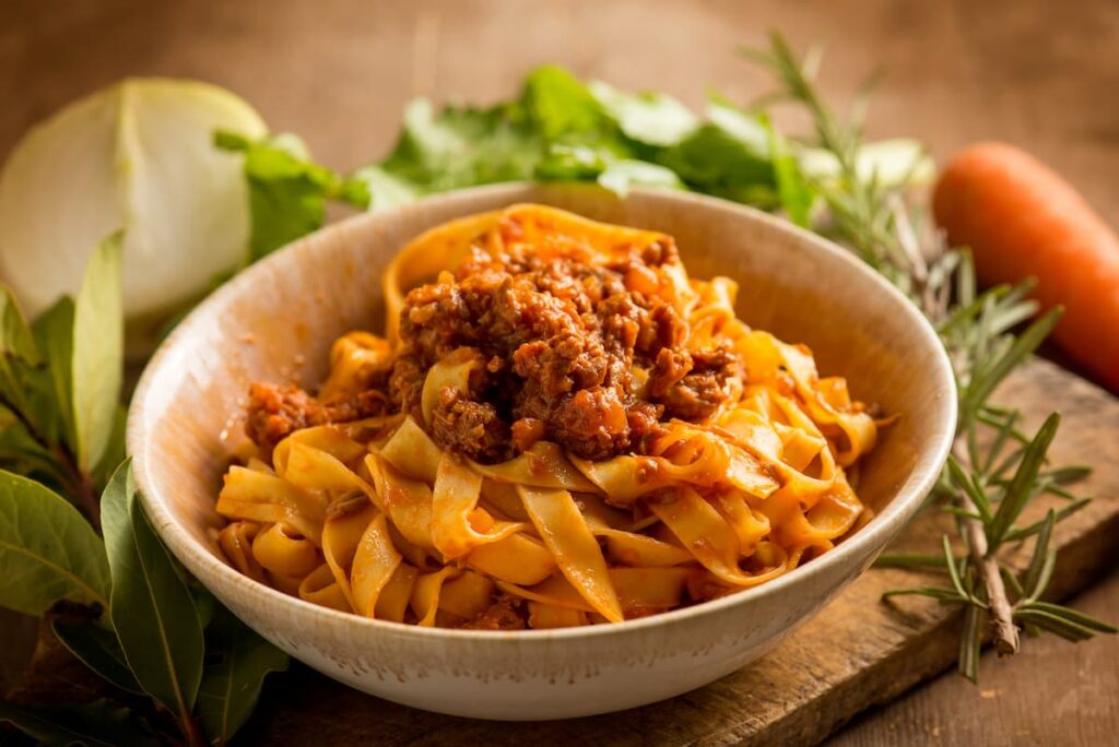 Imagem mostra um suculento tagliatelle à bolonhesa.