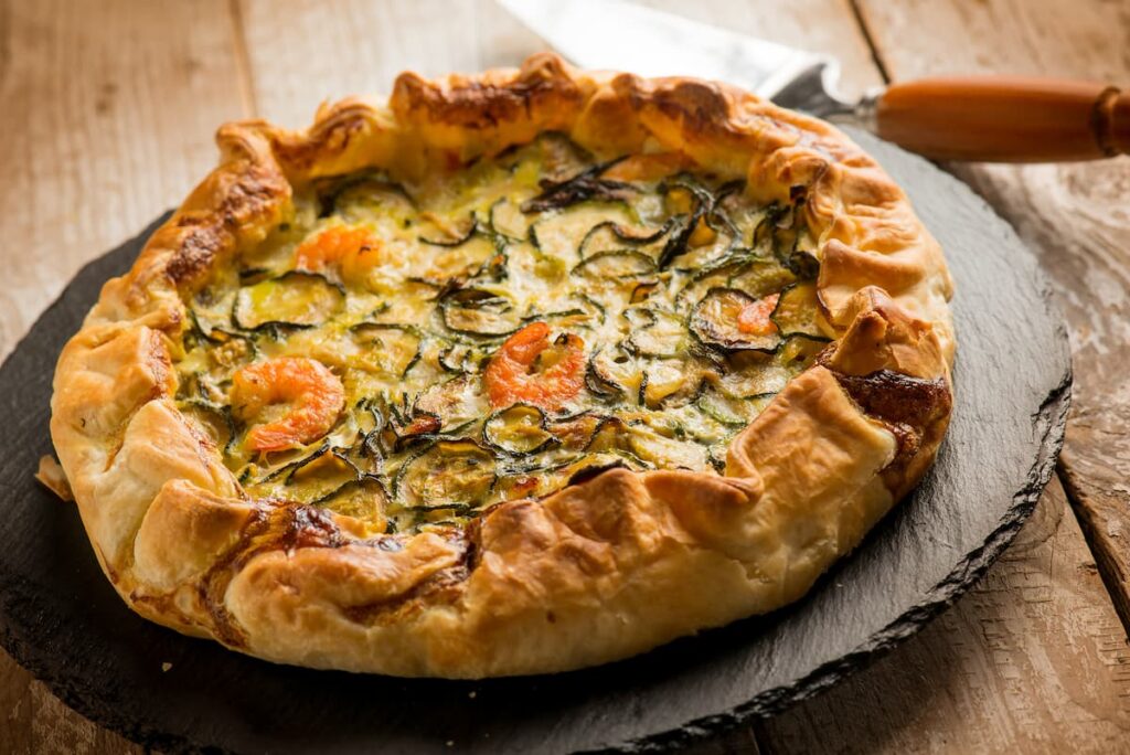 Imagem mostra uma deliciosa torta de camarão com abóbora e catupiry.