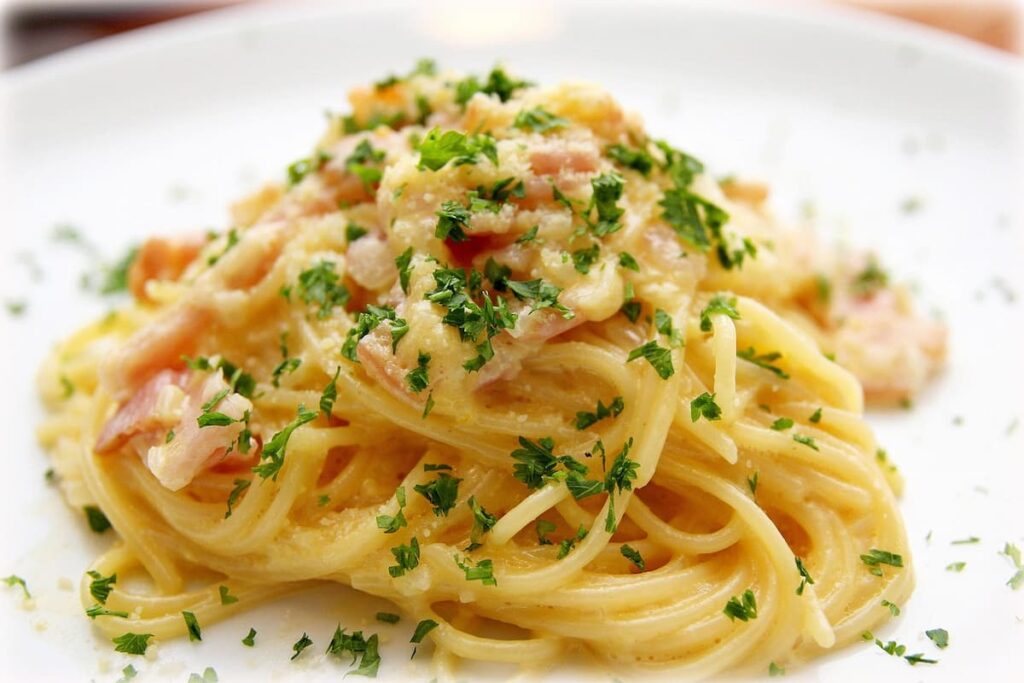 Imagem mostra um tradicional e saboroso macarrão carbonara.