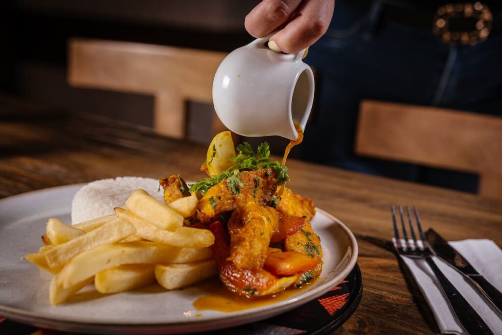 Imagem mostra refeição saborosa com molho batata frita e arroz.