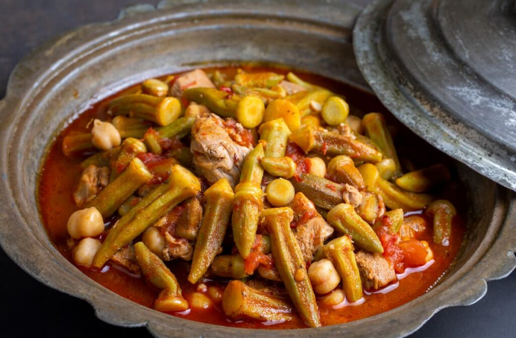 Imagem mostra um delicioso frango com quiabo, um dos melhores pratos da comida típica mineira.