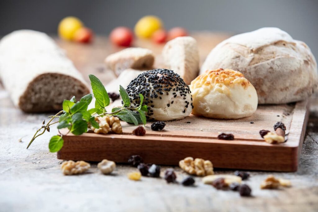 Imagem mostra o famoso e tradicional pão de queijo mineiro.