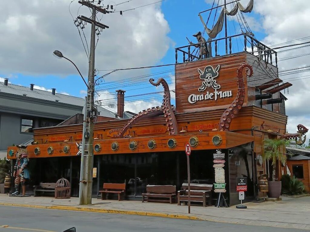 Imagem mostra Pizzaria Porto cara de Mau, um dos restaurantes temáticos em Gramado.