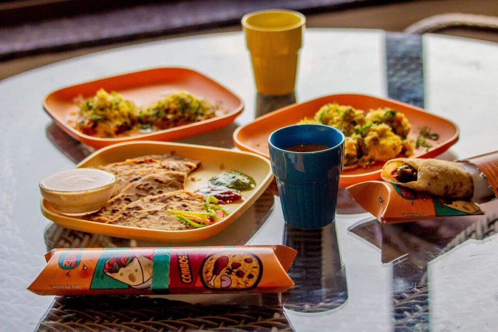 Imagem mostra pratos de comida indiana servidos em restaurantes indianos em São Paulo.