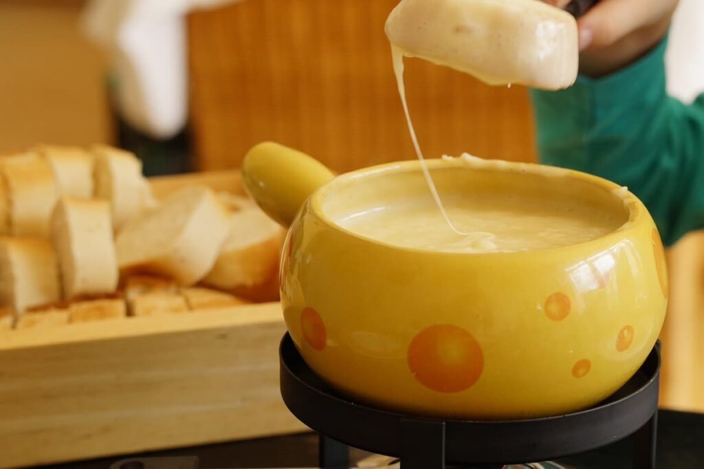 Imagem mostra sequencia de fondue em restaurante temático em Gramado.