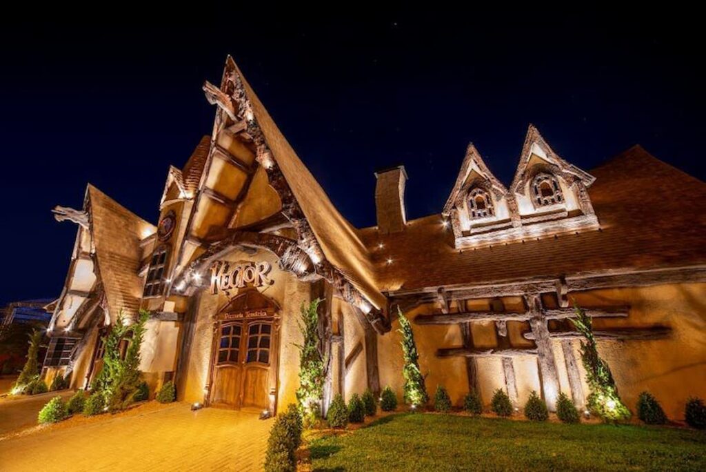 Imagem mostra fachada de pizzaria temática em Gramado.