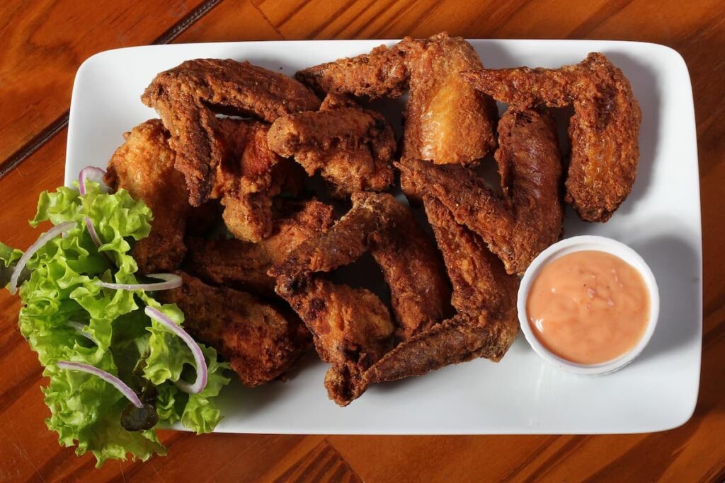 Imagem mostra petisco de frango crocante e muito saboroso.