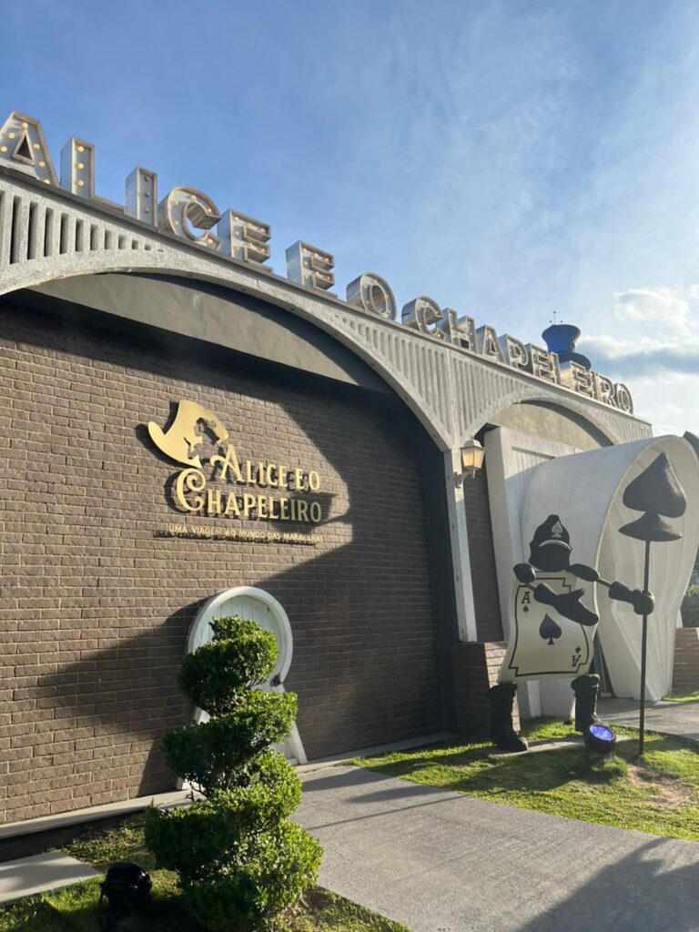 Imagem mostra fachada do restaurante Alice e o Chapeleiro em Gramado.