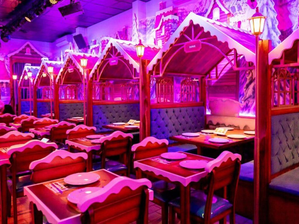 Imagem mostra interior de Tchê Pierre, um dos restaurantes temáticos em Gramado.