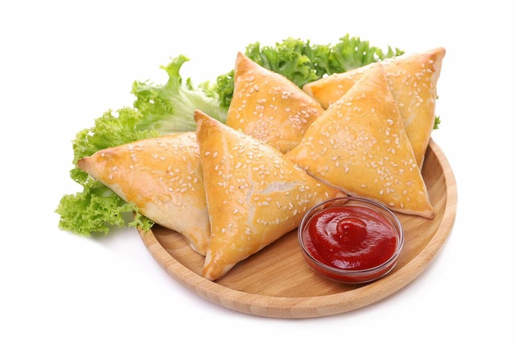 Imagem mostra prato de comida indiana encontrado no restaurante Reet Namastê em São Paulo.