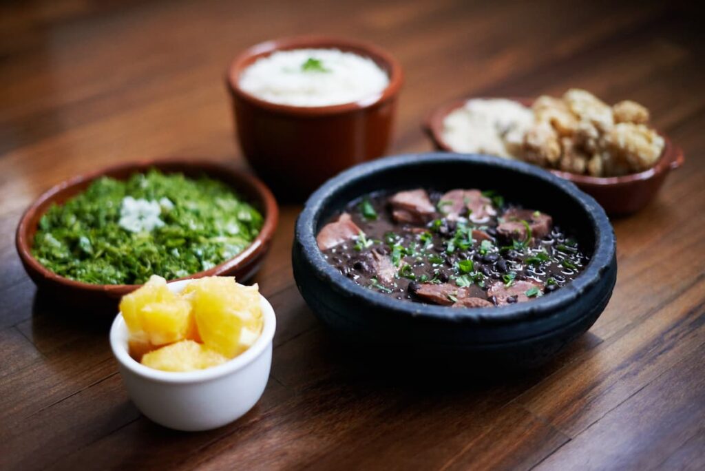 Imagem mostra feijoada servida em um dos melhores restaurantes do Rio de Janeiro.