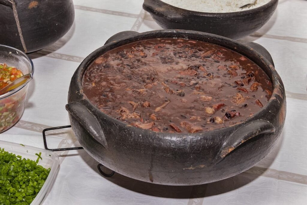 Imagem mostra feijoada servida em um dos melhores restaurantes no centro do Rio de Janeiro.