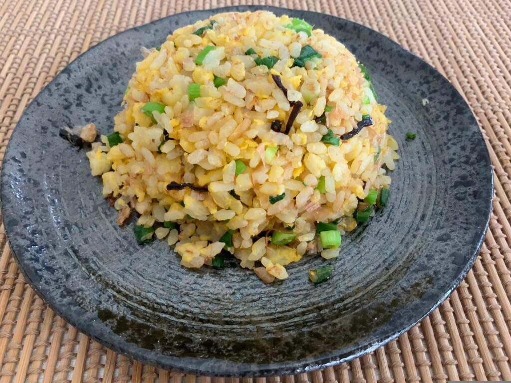 Imagem mostra arroz frito servido em um dos melhores restaurantes japoneses em São Paulo.