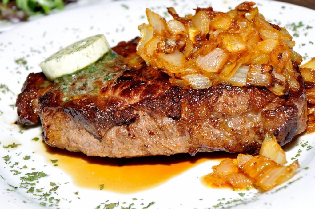 Imagem mostra bife com legumes servido em um dos melhores restaurantes em La Paz.