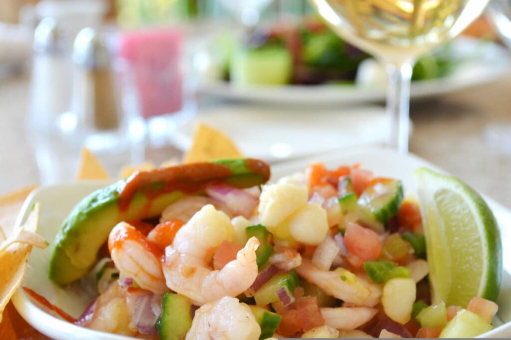 Imagem mostra ceviche com camarão.