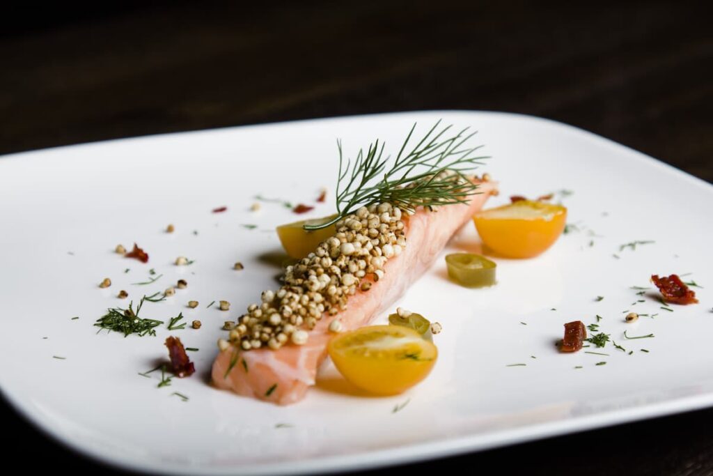 Imagem mostra um sofisticado ceviche com quinoa.