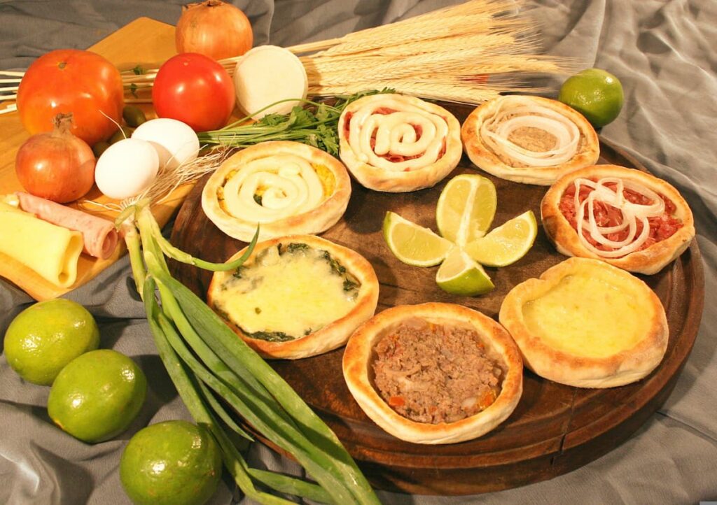 Imagem mostra esfiha aberta servida em um dos restaurantes árabes em São Paulo.