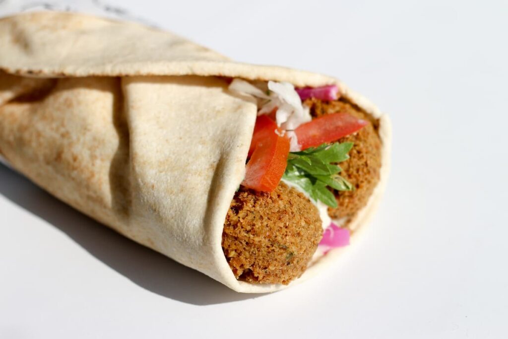 Imagem mostra falafel servidi em um dos melhores restaurantes árabes em São Paulo.