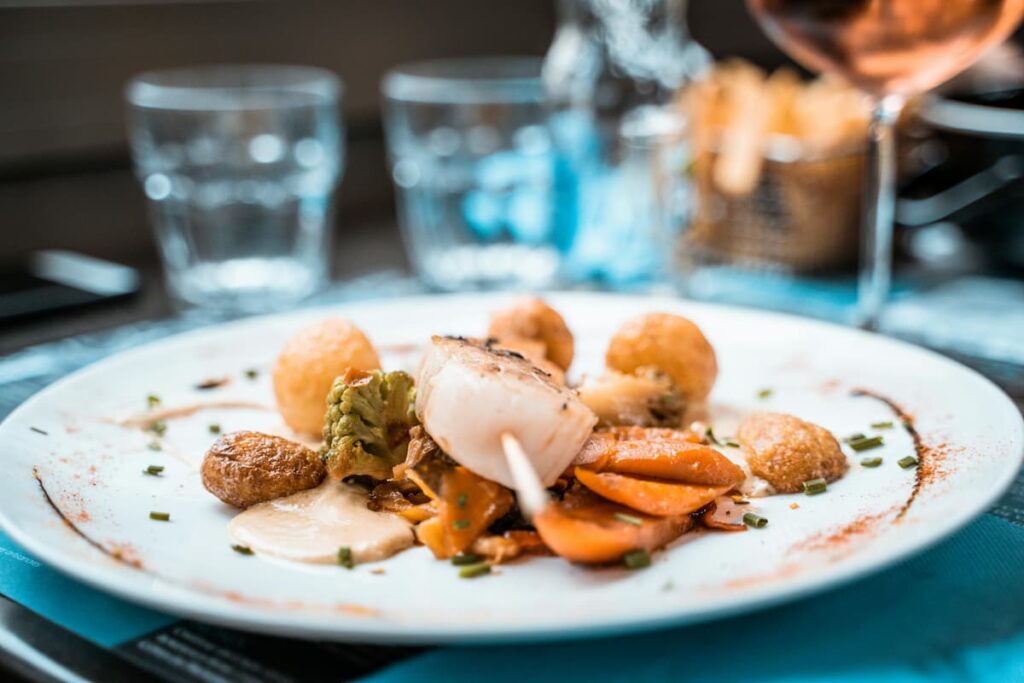 Imagem mostra prato de comida em um dos melhores restaurantes franceses em São Paulo.