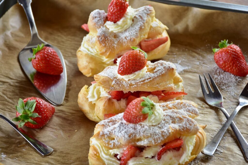 Imagem mostra delicioso eclair, doce francês servido em um dos melhores restaurantes franceses em São Paulo.