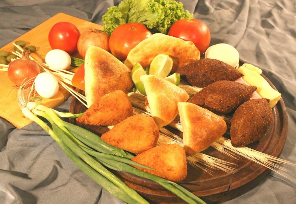 Imagem mostra tábua de comida árabe.