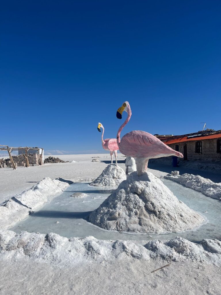 Imagem mostra estátua de sal no Salar de Uyuni, o maior deserto de sal do mundo.
