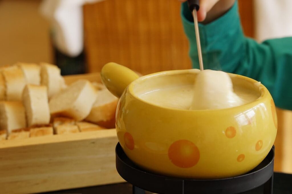 Imagem mostra fondue de queijo servido em um dos melhores restaurantes em Campos do Jordão.