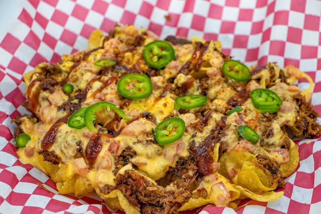 Imagem mostra nachos de carne servidos em um dos melhores restaurantes mexicanos em São Paulo.