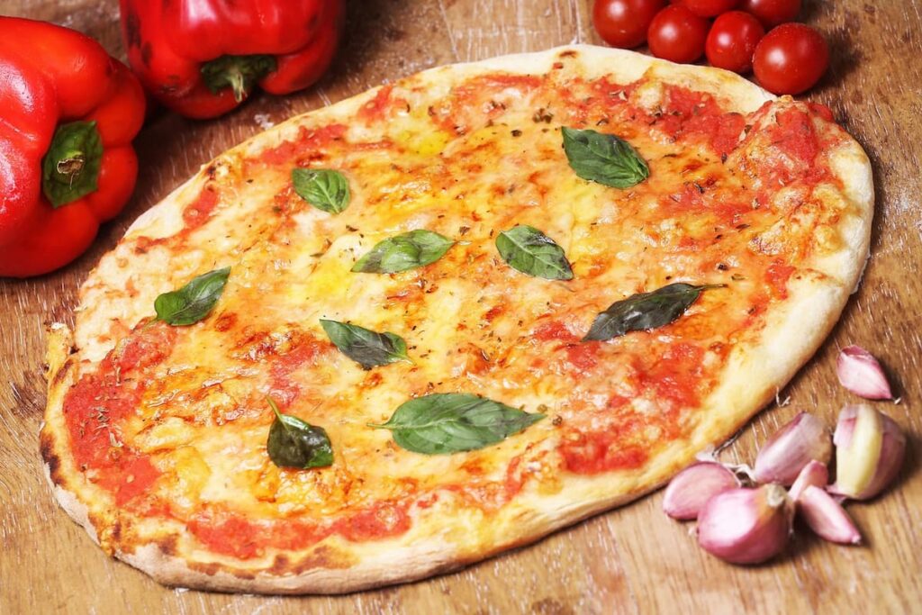 Imagem mostra pizza napolitana bem fininha.