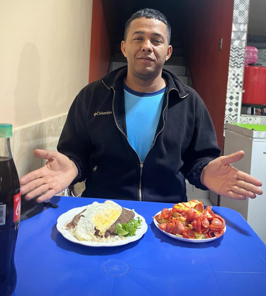 Imagem mostra turista jantando em um dos restaurantes no centro de La Paz, Bolívia.