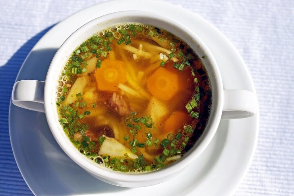 Imagem mostra sopa com legumes servida na mioria dos restaurantes em Uyuni.